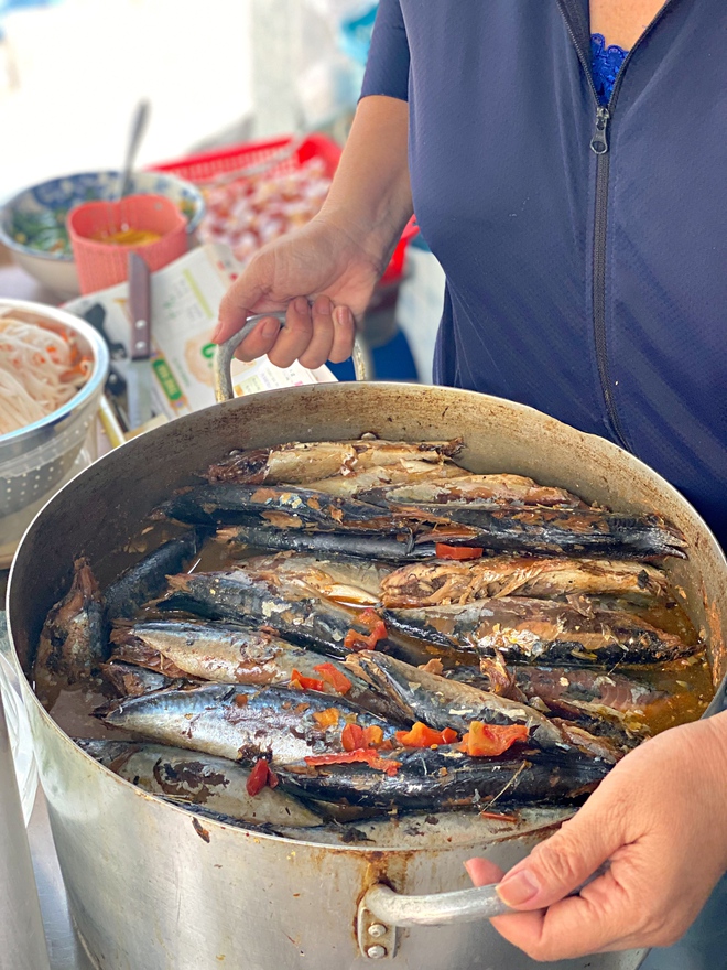 Hàng bánh mì cá nục tự kho của người phụ nữ suốt 30 năm, dù “núp hẻm” nhưng mỗi ngày bán hơn 300 ổ - Ảnh 5.