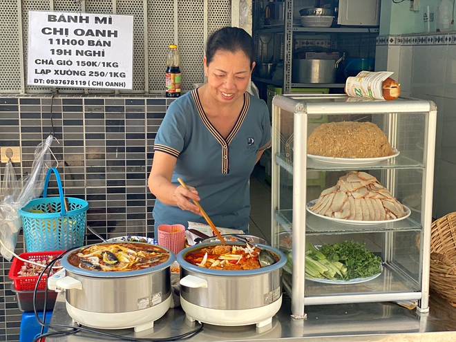 Hàng bánh mì cá nục tự kho của người phụ nữ suốt 30 năm, dù “núp hẻm” nhưng mỗi ngày bán hơn 300 ổ - Ảnh 1.