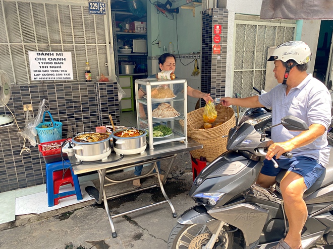 Hàng bánh mì cá nục tự kho của người phụ nữ suốt 30 năm, dù “núp hẻm” nhưng mỗi ngày bán hơn 300 ổ - Ảnh 8.