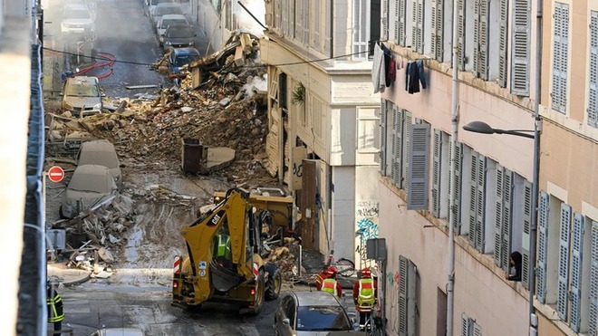 Vụ sập tòa chung cư ở Marseille, Pháp: Chạy đua tìm kiếm các nạn nhân mắc kẹt - Ảnh 2.