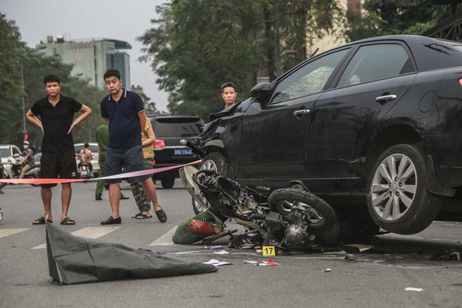 Mẹ nạn nh&acirc;n nguy kịch trong vụ &ocirc; t&ocirc; t&ocirc;ng 17 xe m&aacute;y: Cảm gi&aacute;c như t&ocirc;i kh&ocirc;ng c&ograve;n g&igrave; nữa - Ảnh 1.