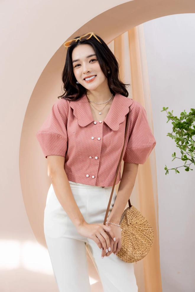 10 mẫu &aacute;o blouse che bắp tay để n&agrave;ng c&ocirc;ng sở mặc đẹp kh&ocirc;ng thua nữ ch&iacute;nh VTV - Ảnh 19.