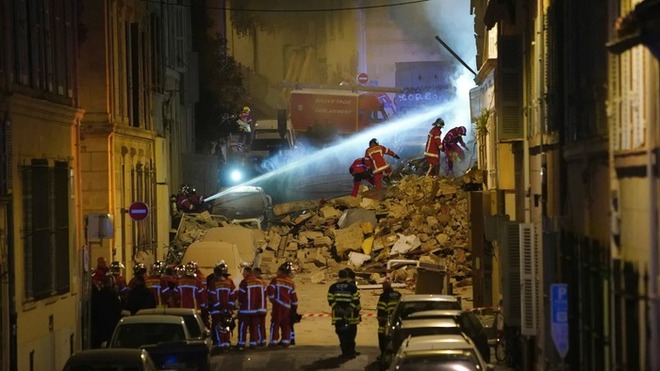 Vụ sập tòa chung cư ở Marseille, Pháp: Chạy đua tìm kiếm các nạn nhân mắc kẹt - Ảnh 1.