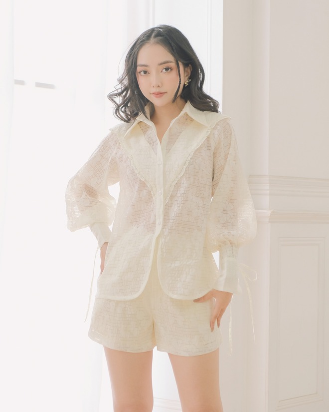 10 mẫu &aacute;o blouse che bắp tay để n&agrave;ng c&ocirc;ng sở mặc đẹp kh&ocirc;ng thua nữ ch&iacute;nh VTV - Ảnh 13.