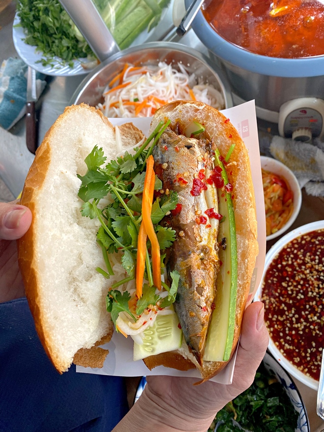 Hàng bánh mì cá nục tự kho của người phụ nữ suốt 30 năm, dù “núp hẻm” nhưng mỗi ngày bán hơn 300 ổ - Ảnh 6.