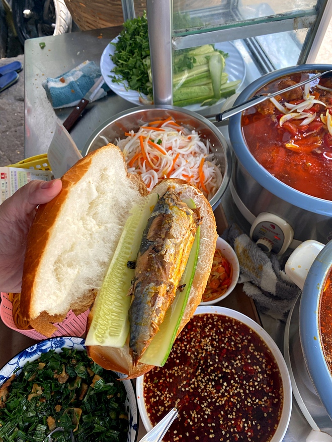 Hàng bánh mì cá nục tự kho của người phụ nữ suốt 30 năm, dù “núp hẻm” nhưng mỗi ngày bán hơn 300 ổ - Ảnh 6.