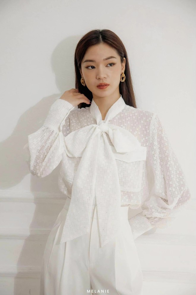 10 mẫu &aacute;o blouse che bắp tay để n&agrave;ng c&ocirc;ng sở mặc đẹp kh&ocirc;ng thua nữ ch&iacute;nh VTV - Ảnh 7.
