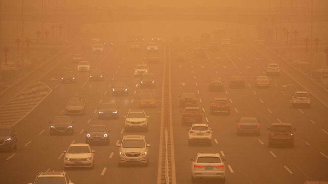 Bắc Kinh (Trung Quốc) hứng chịu bão cát và ô nhiễm không khí nghiêm trọng - Ảnh 1.