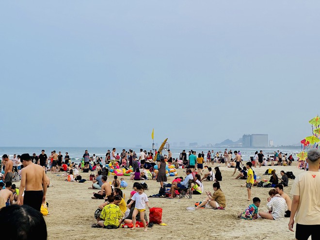 Nắng nóng, hàng nghìn người đổ về biển Đà Nẵng giải nhiệt - Ảnh 8.