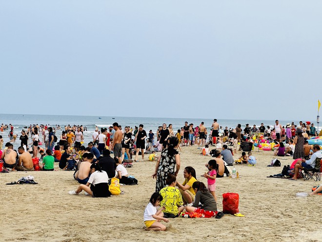 Nắng nóng, hàng nghìn người đổ về biển Đà Nẵng giải nhiệt - Ảnh 2.
