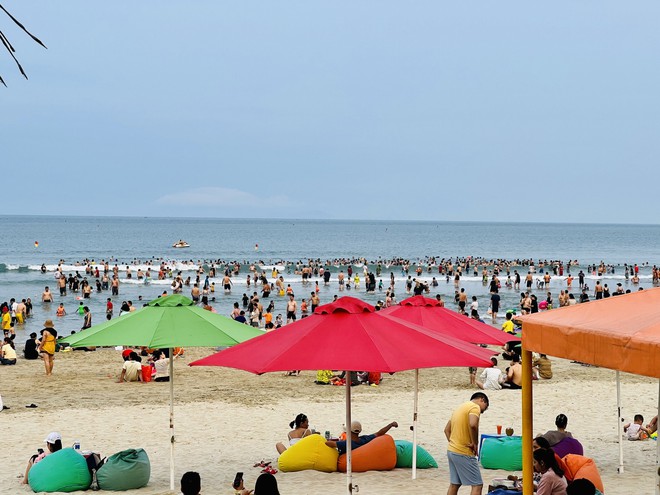 Nắng nóng, hàng nghìn người đổ về biển Đà Nẵng giải nhiệt - Ảnh 1.