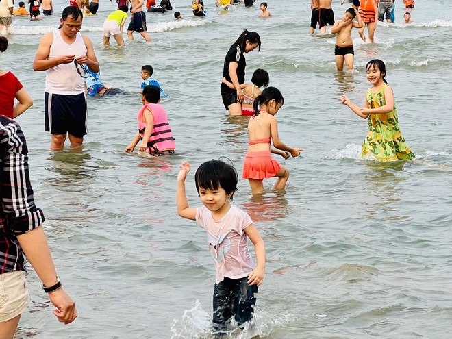Nắng nóng, hàng nghìn người đổ về biển Đà Nẵng giải nhiệt - Ảnh 5.