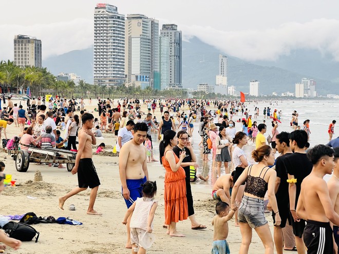 Nắng nóng, hàng nghìn người đổ về biển Đà Nẵng giải nhiệt - Ảnh 4.