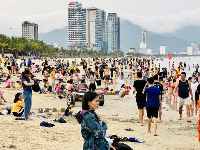 Nắng nóng, hàng nghìn người đổ về biển Đà Nẵng giải nhiệt - Ảnh 3.