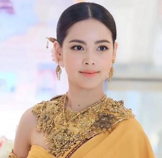 Yaya Urassaya hóa nữ thần Songkran, tiết lộ về nụ hôn vai ngọt ngào của Nadech - Ảnh 3.