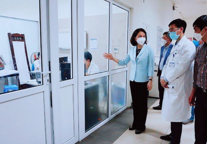 Số ca mắc COVID-19 tăng, lãnh đạo TP Hà Nội kiểm tra công tác ứng phó tại các bệnh viện - Ảnh 1.