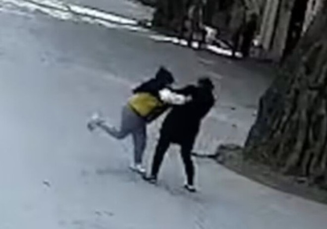 Bị tịch thu điện thoại do chơi game, b&eacute; trai đ&aacute;nh mẹ ngay giữa đường - Ảnh 1.