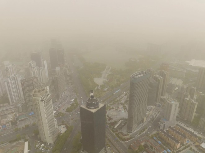 Chùm ảnh: Bão cát tấn công 410 triệu người tại Trung Quốc, cả thành phố bị bao trùm bởi màu cam mịt mờ - Ảnh 12.