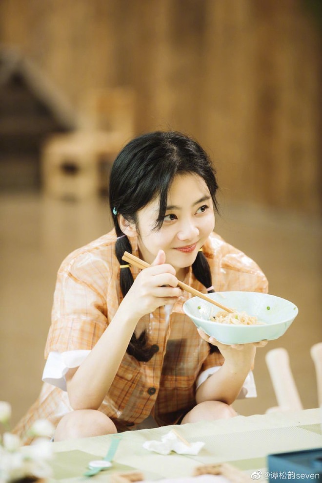 Đ&agrave;m T&ugrave;ng Vận d&ugrave; c&oacute; khu&ocirc;n mặt bầu bĩnh nhưng ngoại h&igrave;nh vẫn rất gọn g&agrave;ng, b&iacute; quyết nằm ở th&oacute;i quen ăn uống nhỏ m&agrave; c&oacute; v&otilde; - Ảnh 4.