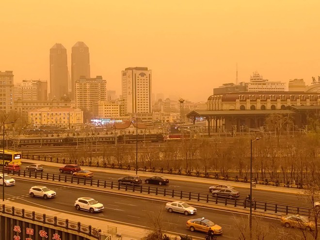 Chùm ảnh: Bão cát tấn công 410 triệu người tại Trung Quốc, cả thành phố bị bao trùm bởi màu cam mịt mờ - Ảnh 2.