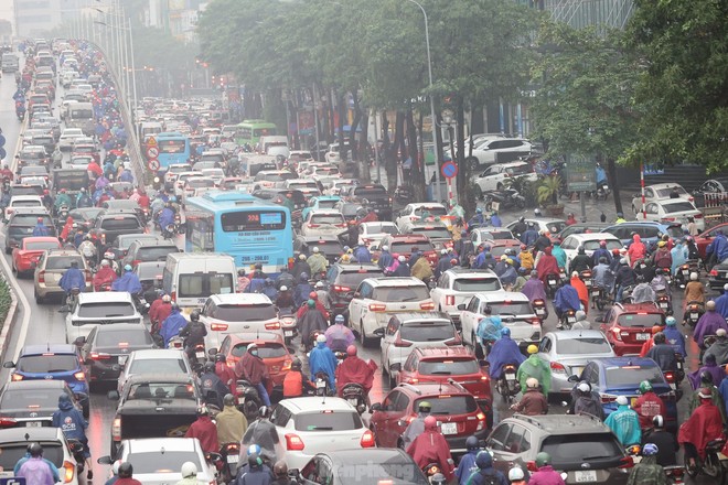 Nồm ẩm, trời mù kèm mưa khiến giao thông Hà Nội rối loạn - Ảnh 2.