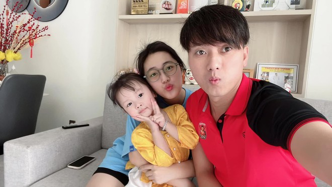 Vbiz cũng c&oacute; một chuyện t&igrave;nh ch&uacute; - ch&aacute;u đ&aacute;ng n&oacute;i: Nam diễn vi&ecirc;n được thiếu nữ 12 tuổi theo đuổi v&igrave; qu&aacute; đẹp trai, chồng 37 tuổi vợ mới tốt nghiệp cấp 3 - Ảnh 6.