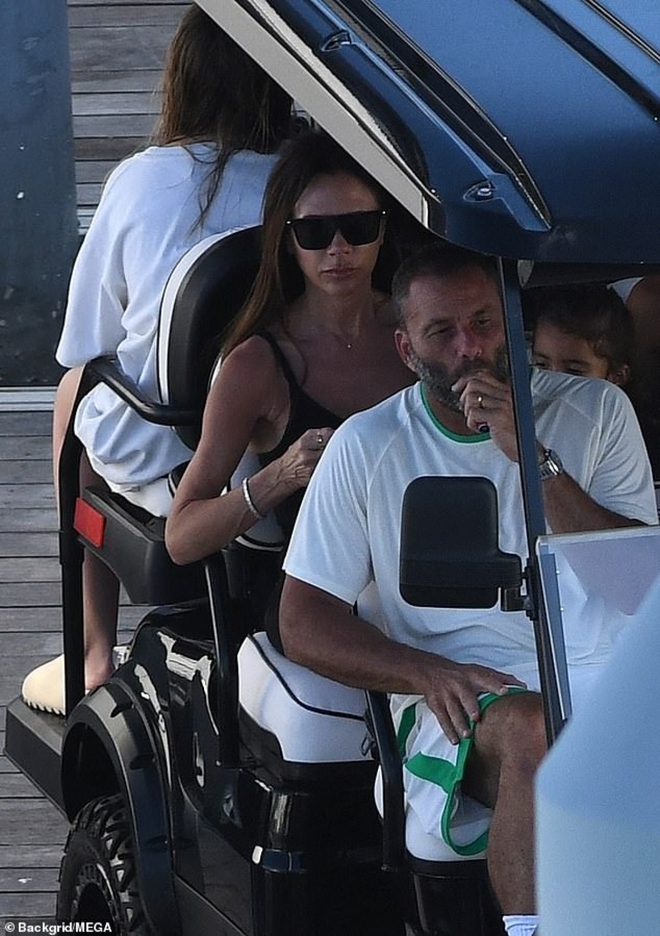 Victoria Beckham khoe vóc dáng săn chắc ở tuổi 48 - Ảnh 6.