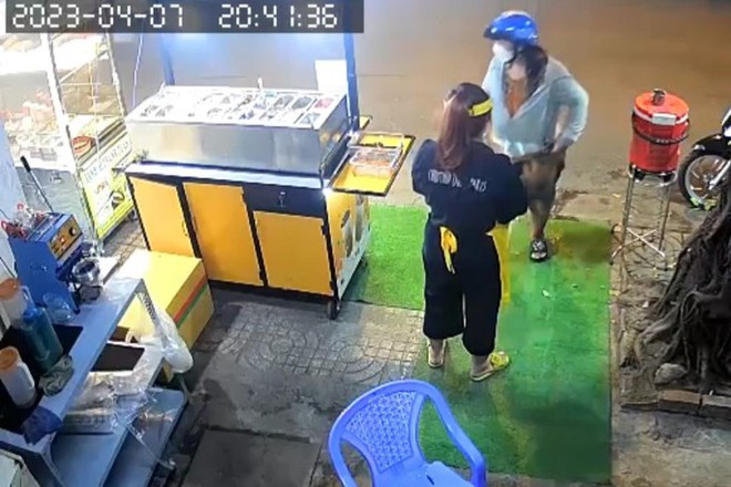 Chi&ecirc;u tr&ograve; d&ugrave;ng 500.000 đồng lừa lấy tiền ở TP.HCM - Ảnh 2.