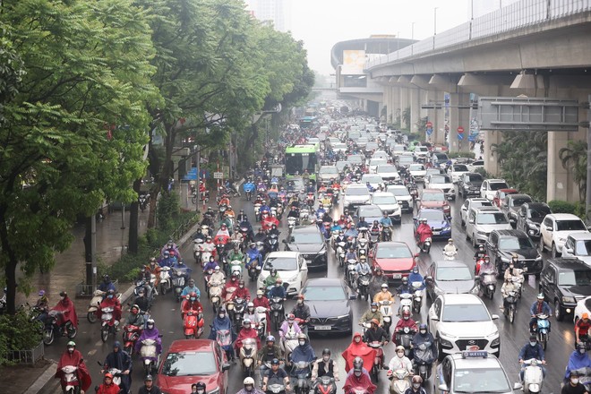 Nồm ẩm, trời mù kèm mưa khiến giao thông Hà Nội rối loạn - Ảnh 11.