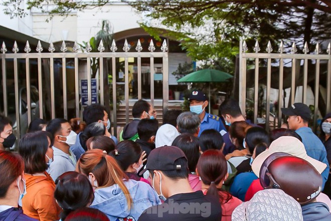 Người d&acirc;n TP.HCM thức trắng đ&ecirc;m chờ r&uacute;t bảo hiểm x&atilde; hội một lần - Ảnh 7.