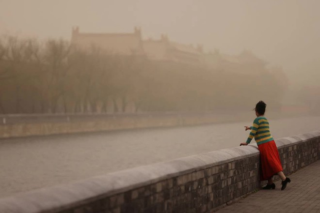 Chùm ảnh: Bão cát tấn công 410 triệu người tại Trung Quốc, cả thành phố bị bao trùm bởi màu cam mịt mờ - Ảnh 10.