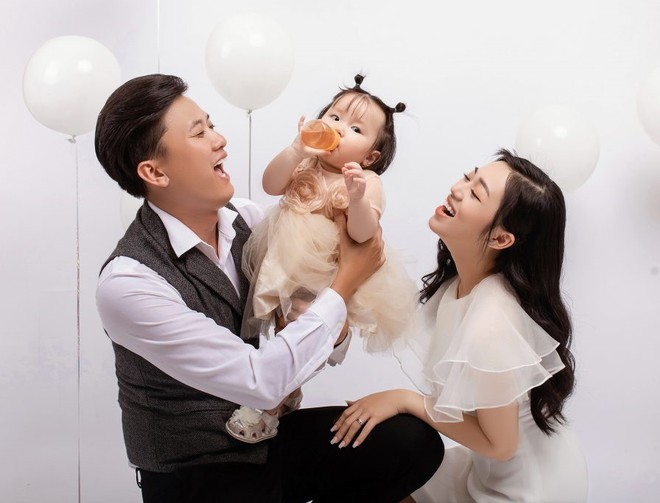 Vbiz cũng c&oacute; một chuyện t&igrave;nh ch&uacute; - ch&aacute;u đ&aacute;ng n&oacute;i: Nam diễn vi&ecirc;n được thiếu nữ 12 tuổi theo đuổi v&igrave; qu&aacute; đẹp trai, chồng 37 tuổi vợ mới tốt nghiệp cấp 3 - Ảnh 4.