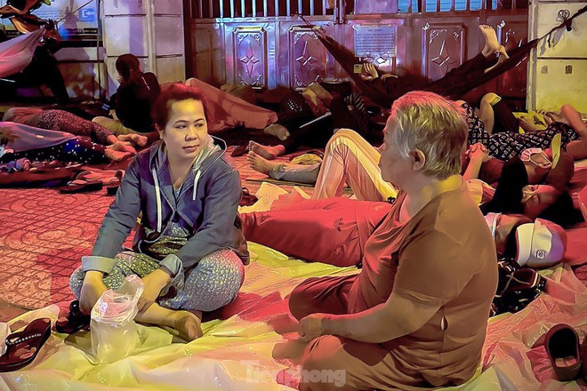 Người d&acirc;n TP.HCM thức trắng đ&ecirc;m chờ r&uacute;t bảo hiểm x&atilde; hội một lần - Ảnh 6.