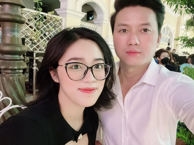 Vbiz cũng c&oacute; một chuyện t&igrave;nh ch&uacute; - ch&aacute;u đ&aacute;ng n&oacute;i: Nam diễn vi&ecirc;n được thiếu nữ 12 tuổi theo đuổi v&igrave; qu&aacute; đẹp trai, chồng 37 tuổi vợ mới tốt nghiệp cấp 3 - Ảnh 3.