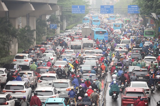 Nồm ẩm, trời mù kèm mưa khiến giao thông Hà Nội rối loạn - Ảnh 8.