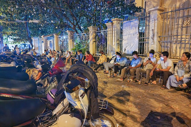 Người d&acirc;n TP.HCM thức trắng đ&ecirc;m chờ r&uacute;t bảo hiểm x&atilde; hội một lần - Ảnh 4.