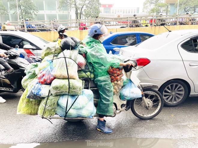 Nồm ẩm, trời mù kèm mưa khiến giao thông Hà Nội rối loạn - Ảnh 7.