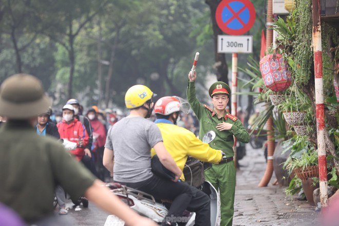 Nồm ẩm, trời mù kèm mưa khiến giao thông Hà Nội rối loạn - Ảnh 6.