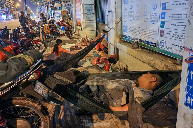 Người d&acirc;n TP.HCM thức trắng đ&ecirc;m chờ r&uacute;t bảo hiểm x&atilde; hội một lần - Ảnh 2.