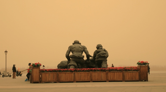 Chùm ảnh: Bão cát tấn công 410 triệu người tại Trung Quốc, cả thành phố bị bao trùm bởi màu cam mịt mờ - Ảnh 5.