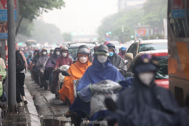 Nồm ẩm, trời mù kèm mưa khiến giao thông Hà Nội rối loạn - Ảnh 5.