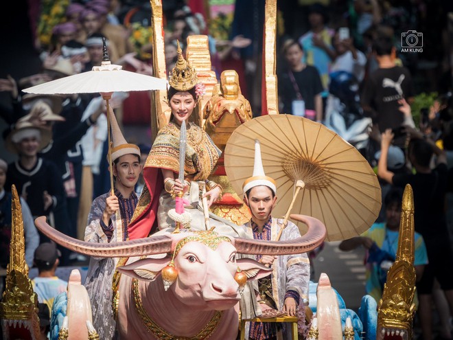 Baifern Pimchanok bừng sáng hóa nữ thần Songkran 2023, khoe visual mãn nhãn giữa đường phố Siam - Ảnh 7.
