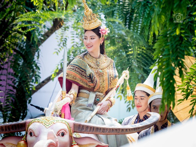 Baifern Pimchanok bừng sáng hóa nữ thần Songkran 2023, khoe visual mãn nhãn giữa đường phố Siam - Ảnh 8.