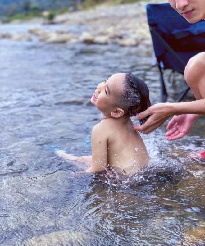 Phong cách du lịch mới của gia đình Việt: Cùng con rong ruổi khắp mọi miền đất nước - Ảnh 1.