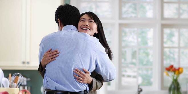 Nghi&ecirc;n cứu 40.000 cặp đ&ocirc;i trong nửa thế kỷ: Muốn hạnh ph&uacute;c d&agrave;i l&acirc;u chỉ cần n&oacute;i 2 CHỮ - Ảnh 1.