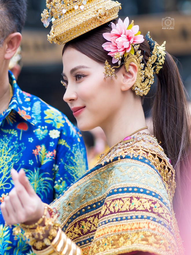 Baifern Pimchanok bừng sáng hóa nữ thần Songkran 2023, khoe visual mãn nhãn giữa đường phố Siam - Ảnh 5.