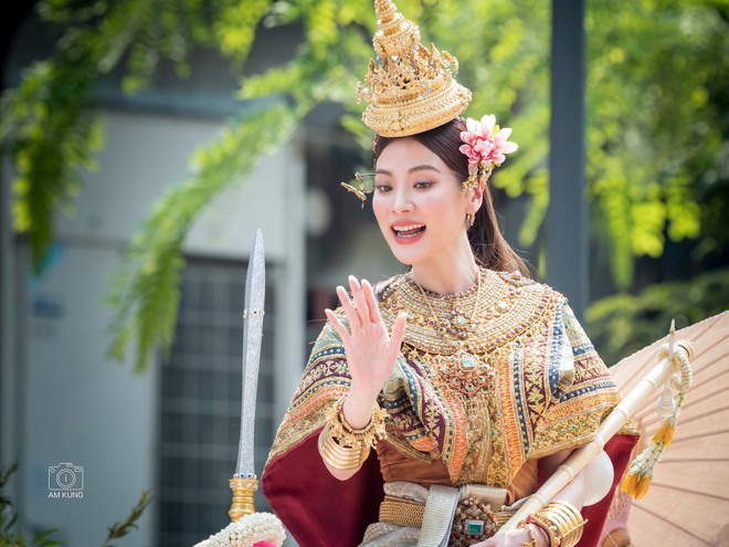 Nữ thần Songkran 2023 Baifern Pimchanok vừa vẫy tay chào đã bị bắn nước tới tấp không trượt phát nào - Ảnh 5.