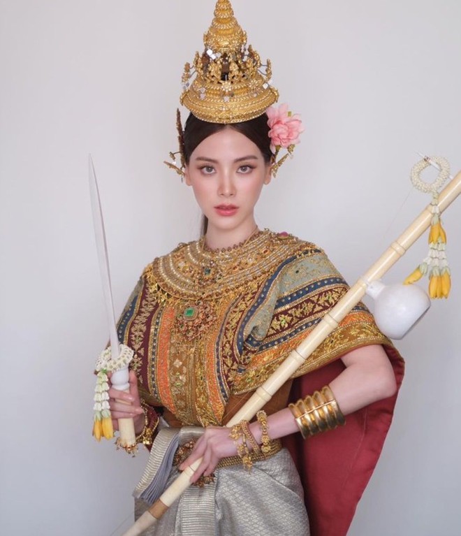Nữ thần Songkran 2023 Baifern Pimchanok vừa vẫy tay chào đã bị bắn nước tới tấp không trượt phát nào - Ảnh 10.