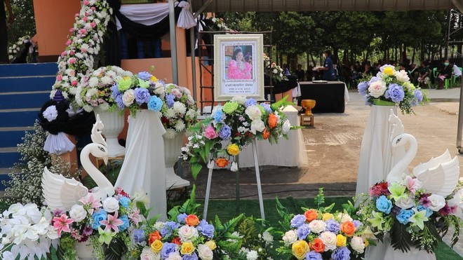 H&igrave;nh ảnh từ tang lễ nữ ca sĩ qua đời do ng&atilde; xuống bể bơi, x&oacute;t xa trước lời nhắn cuối c&ugrave;ng của mẹ d&agrave;nh cho con g&aacute;i - Ảnh 4.