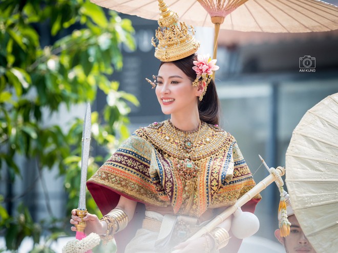 Nữ thần Songkran 2023 Baifern Pimchanok vừa vẫy tay chào đã bị bắn nước tới tấp không trượt phát nào - Ảnh 7.